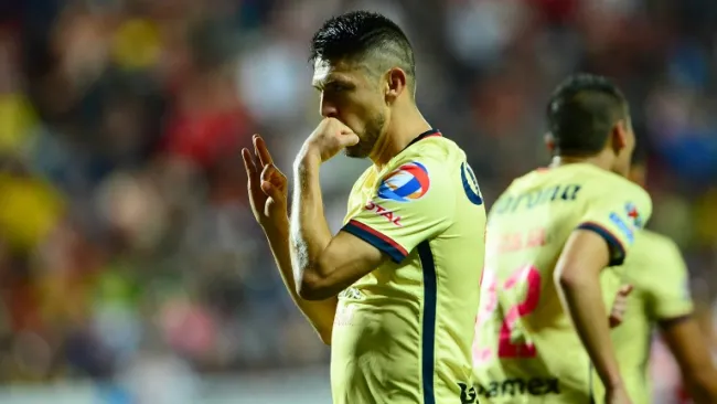 Oribe Peralta celebra un gol con el América