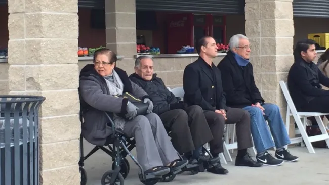 La familia de Chicharito durante el entrenamiento del Leverkusen