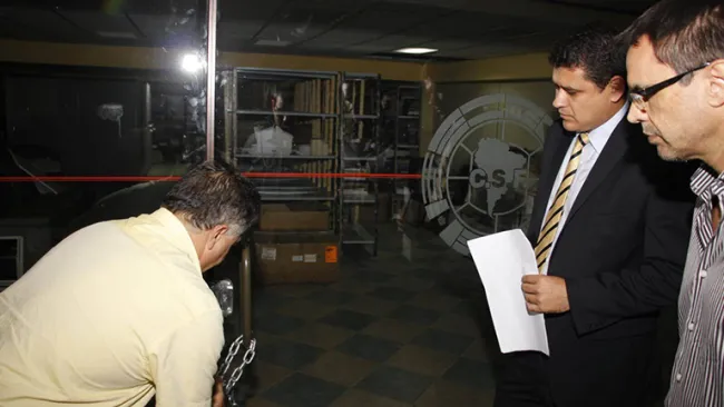 La Fiscalía, realizando el allanamiento de la sede de Conmebol