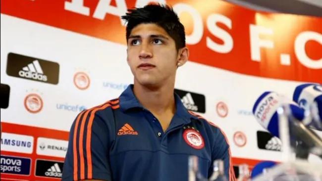 Alan Pulido en conferencia con Olympiacos