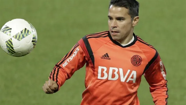 Saviola controla el balón en una práctica