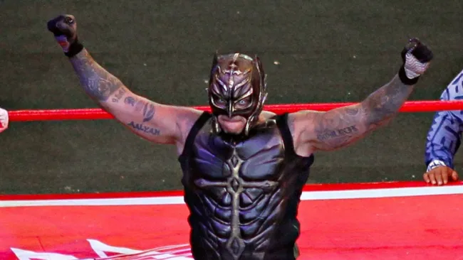 Rey Mysterio en su lucha contra Myzteziz en Triplemanía