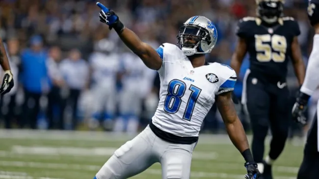 Calvin Johnson hace la señal de primero y diez