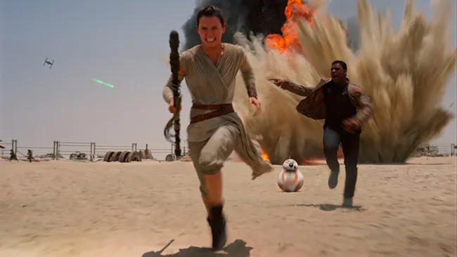 Rey, corriendo de los ataques enemigos en una escena de la película