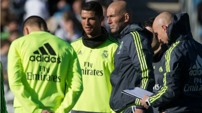 Zinedine Zidane junto a Cristiano en una práctica del Madrid