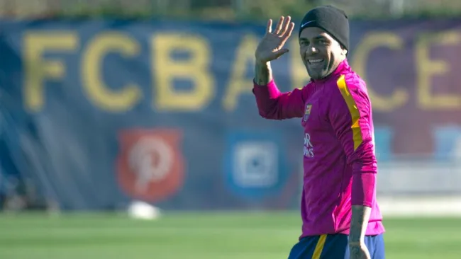 Alves, durante un entrenamiento con el Barcelona