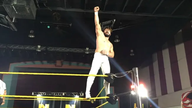 Manny Andrade después de su primera lucha en NXT