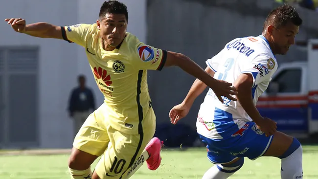 Oswaldo Martínez disputa el balón contra Puebla