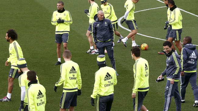 Zidane observa entrenamiento del Real Madrid