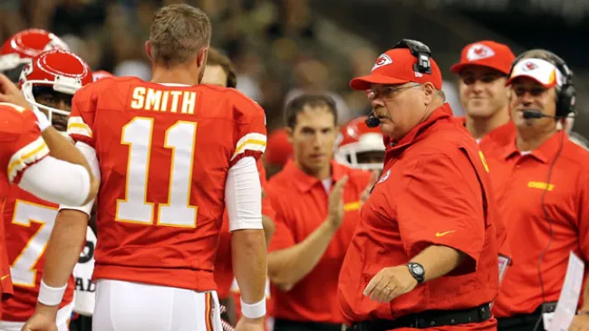 Los Jefes platican con Reid en un partido