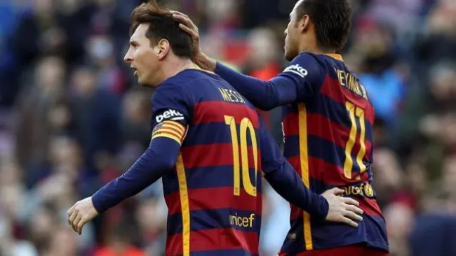 Messi es felicitado tras uno de sus goles