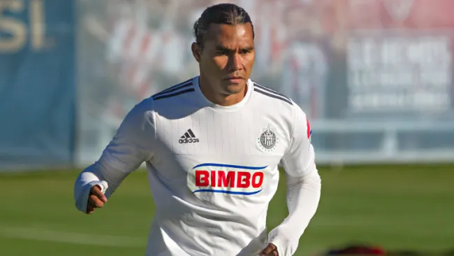 Carlos Peña, en entrenamiento con Chivas 