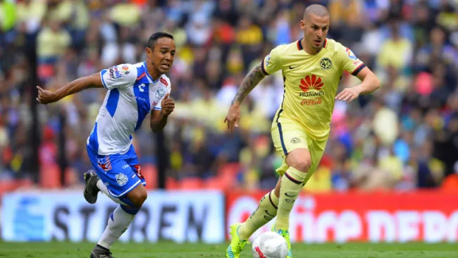 Darío Benedetto conduce el balón en juego contra Puebla
