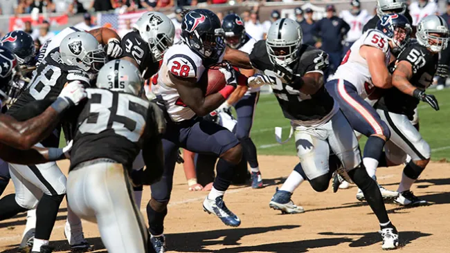 Defensivos de Oakland intentan parar a Houston