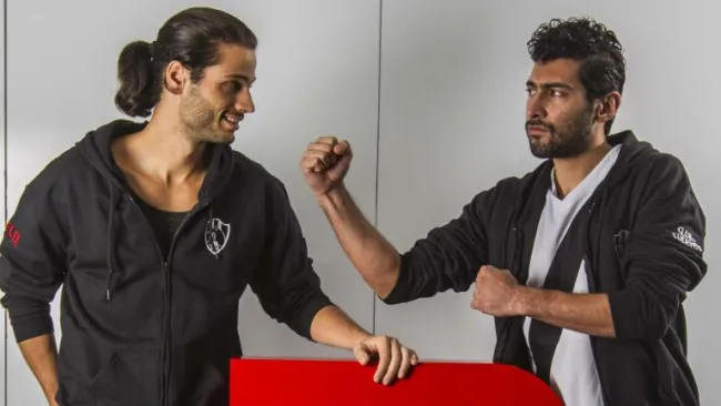 Alosian Vivancos (izquierda), posando junto a su compañero de Club de Cuervos