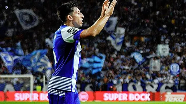 Herra festeja un gol con Porto