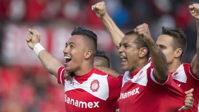 Toluca festeja el gol de la victoria contra Tigres