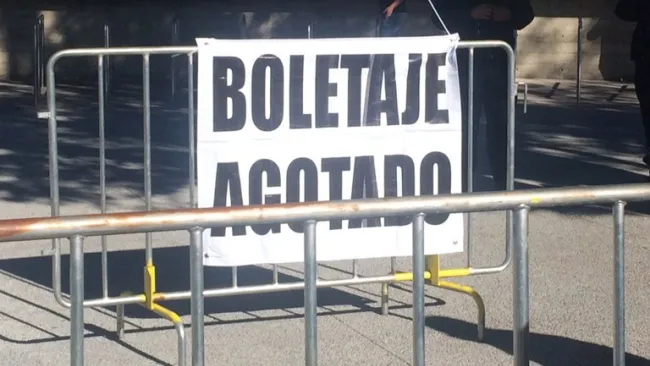 Una manta anuncia que ya no hay entradas