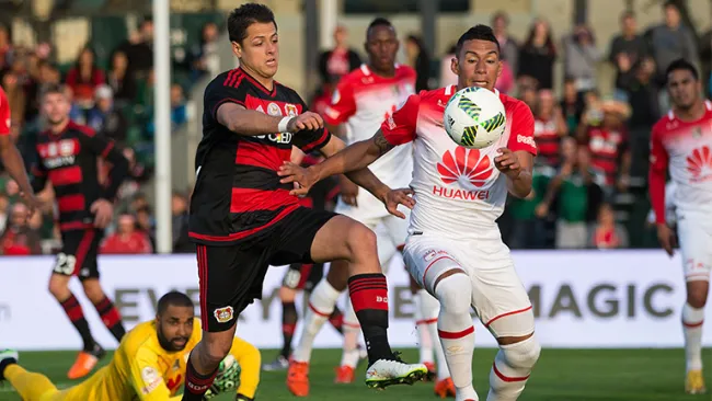 Chicharito pelea por un balón contra el Independiente