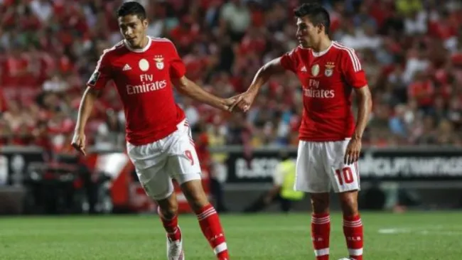 Raúl Jiménez, durante un partido del Benfica
