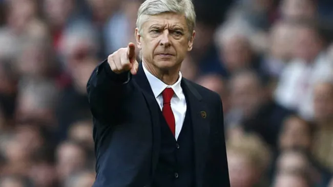 Wenger da indicaciones a sus jugadores