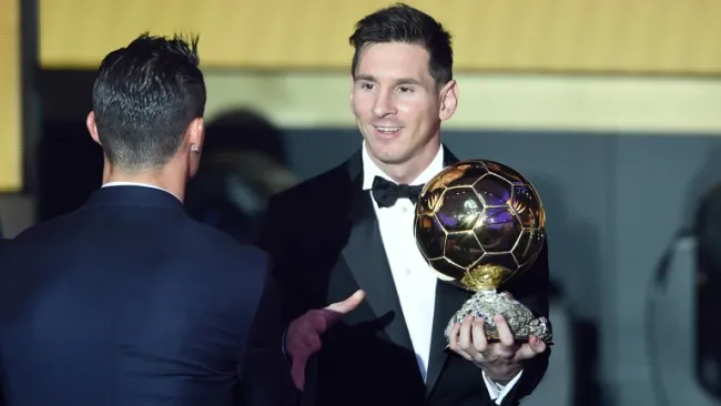 Messi y CR7 se saludan tras la entrega del trofeo