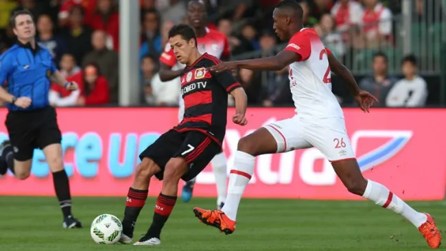 Chicharito en un duelo de pretemporada con el Bayer