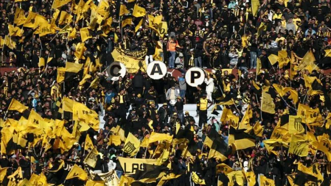 Afición de Peñarol apoyando a su equipo en el estadio