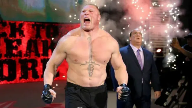Brock Lesnar hace su entrada al ring en Hell in a Cell