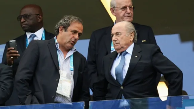 Blatter y Platini observan un evento