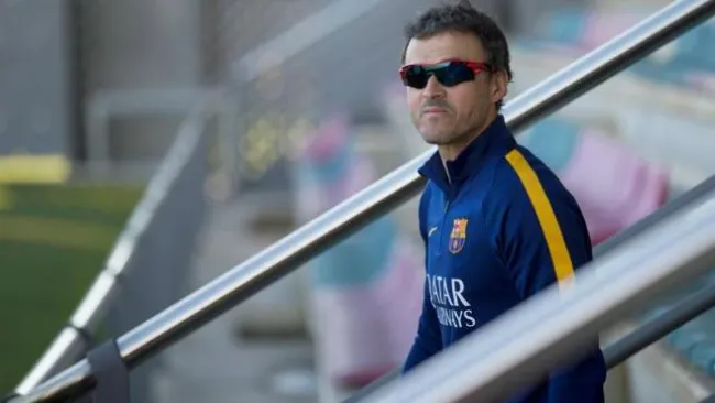 Luis Enrique observa un entrenamiento del Barcelona