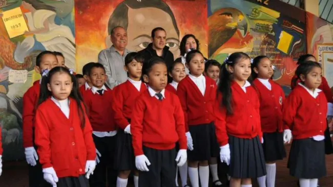 Blanco posa en la primaria Benito Juárez