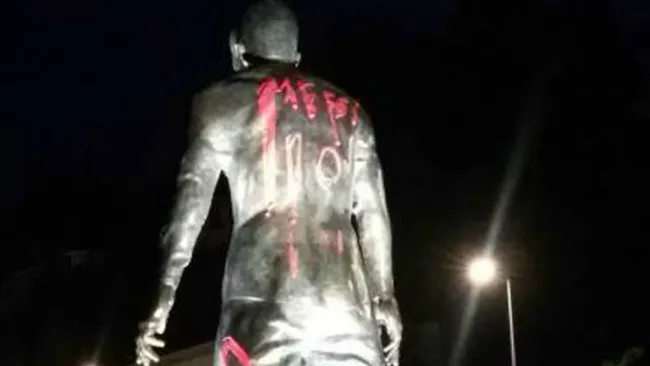 Estatua de CR7 pintada con el nombre y número de Messi