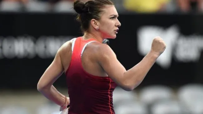 Simona Halep celebra un punto ante Caroline Garcia