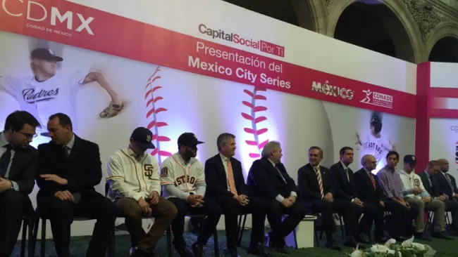 El Jefe de Gobierno y elementos de los equipos durante la presentación