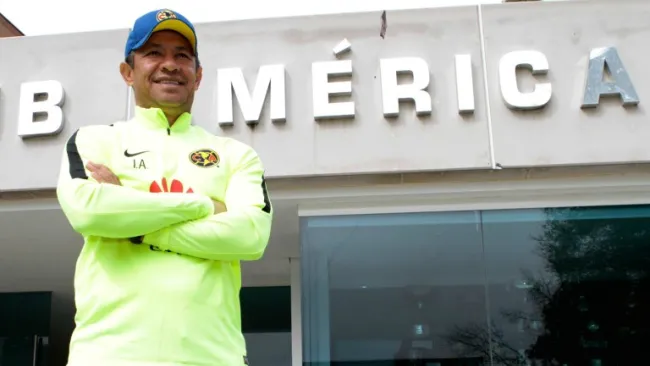 Ambriz posa frente a las instalaciones de las Águilas