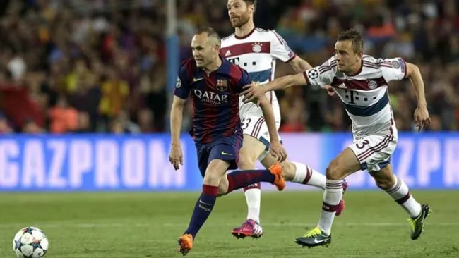 Iniesta busca escapar de la marca del Bayern