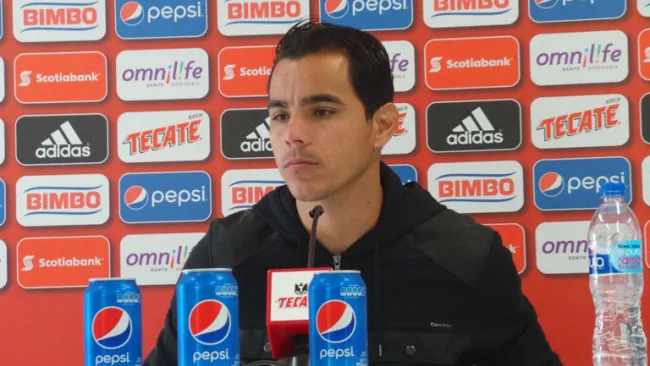 Omar Bravo en conferencia de prensa
