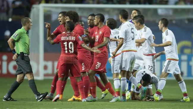 Momento en que los jugadores panameños protestan enérgicamente al silbante