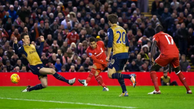 Firmino saca disparo para anotar contra Arsenal