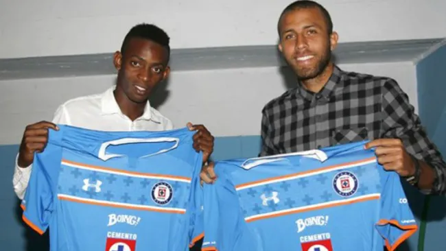 Maykel Reyes y Abel Martínez posan con la playera de Cruz Azul