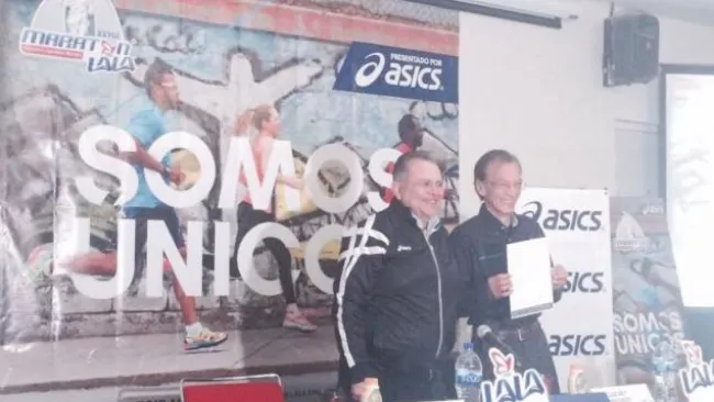 La directiva de ASICS y LALA firman acuerdo