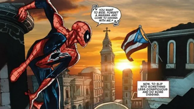 Spider Man observa la bandera de Puerto Rico
