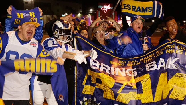 Aficionados de los Carneros, celebrando el regreso de la franquicia a Los Ángeles