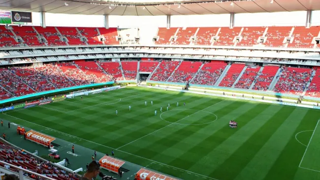 La cancha del Omnilife durante un partido de Chivas