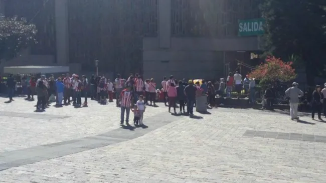 Afición rojiblanca en la Basílica con las Chivas