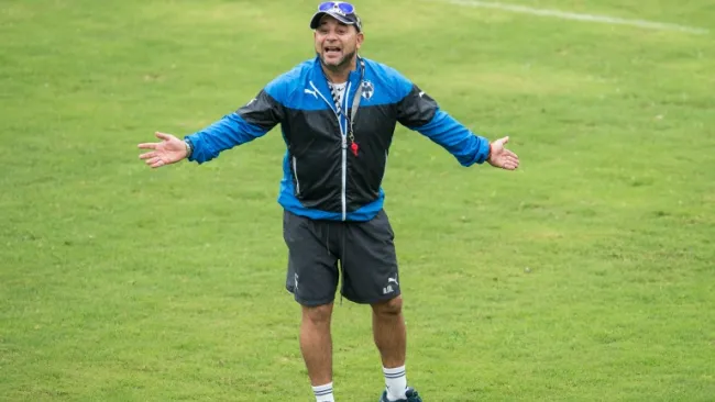 Antonio Mohamed en un entrenamiento de Rayados