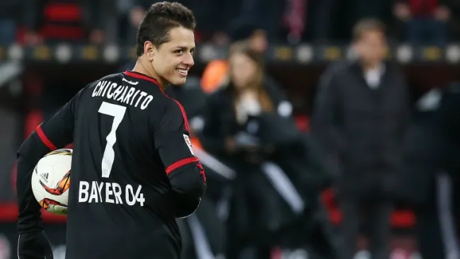 Chicharito en un duelo con el Bayer Leverkusen