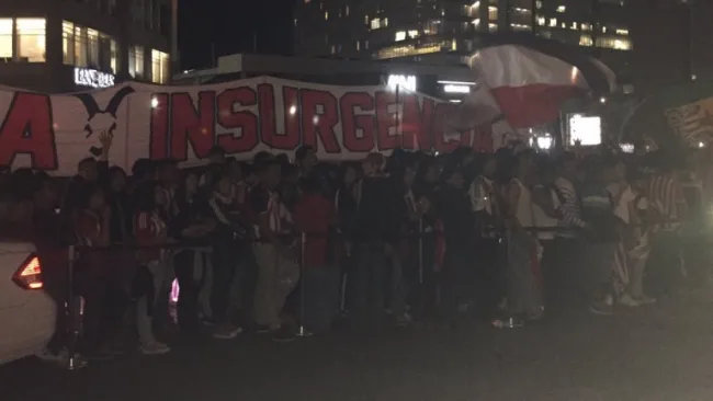 Afición de Chivas recibiendo a su equipo en su hotel