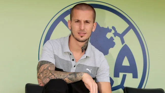 Darío Benedetto posa con el escudo del América